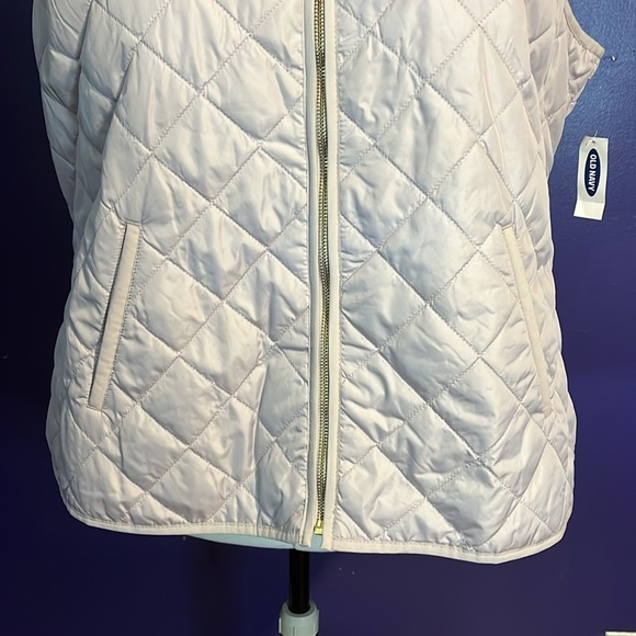 Old Navy Diamond Quilted Lightweight Zip Up Vest (NWT) - Picture 5 of 13